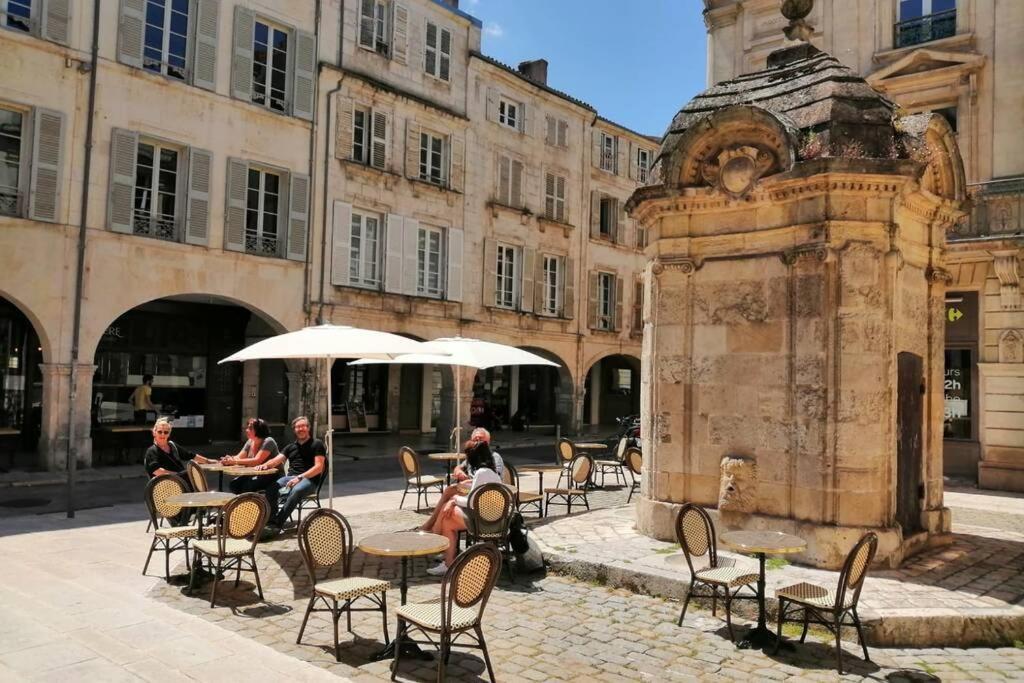 Superbe DUPLEX de 70m2 avec 2 CHAMBRES en HYPER CENTRE au CALME sur COUR classé 3 ETOILES avec PARKING en option La Rochelle  Exterior foto